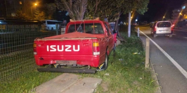 Kontrolü kaybeden kamyonet orta refüje savruldu; 1 yaralı