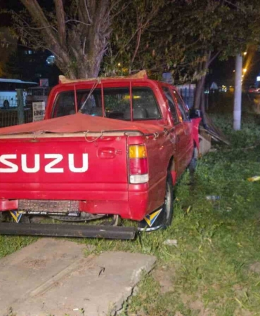 Kontrolü kaybeden kamyonet orta refüje savruldu; 1 yaralı