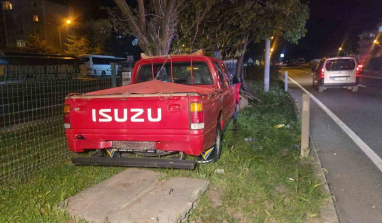 Kontrolü kaybeden kamyonet orta refüje savruldu; 1 yaralı