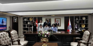 İstanbul İl Emniyet Müdürü Yıldız, koltuğunu şehit çocuğuna devretti