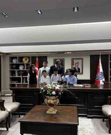 İstanbul İl Emniyet Müdürü Yıldız, koltuğunu şehit çocuğuna devretti