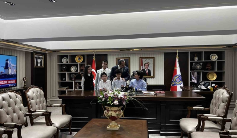 İstanbul İl Emniyet Müdürü Yıldız, koltuğunu şehit çocuğuna devretti