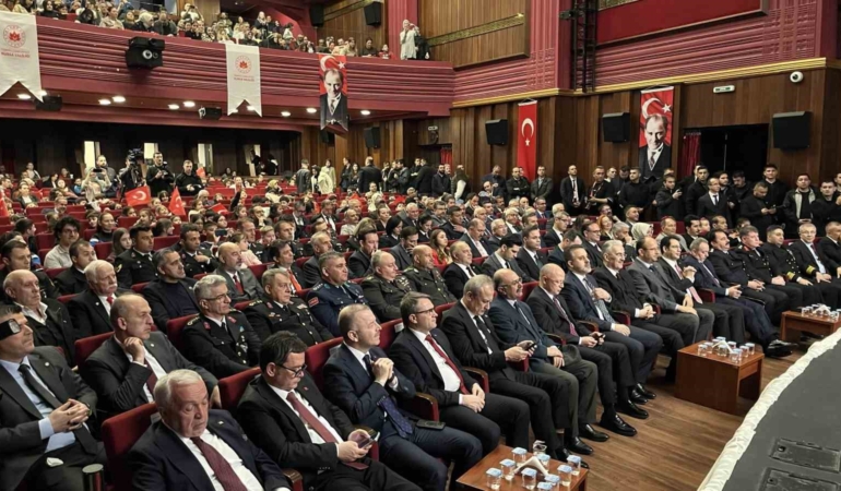 23 Nisan coşkusu salona sığmadı