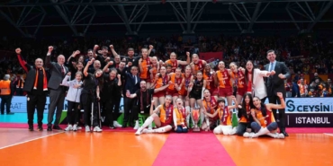 CEV Kupası şampiyonu Galatasaray kupasını aldı