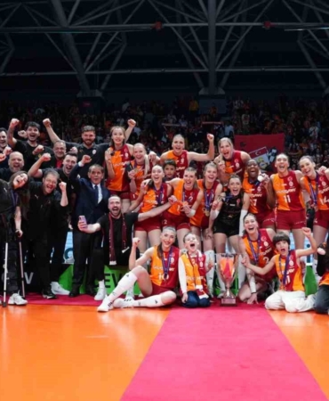 CEV Kupası şampiyonu Galatasaray kupasını aldı