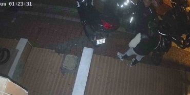Hırsızlık yaptı sandılar, 14 yaşındaki çocuğu tekme tokat dövdüler; o anlar kamerada