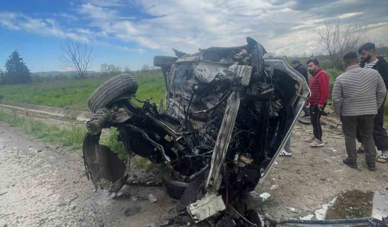 Direksiyon hakimiyetini kaybetti, yağmur suyu kanalına devrildi: 1 yaralı