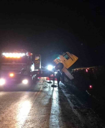 Bilecik’te devrilen tır trafiği olumsuz etkiledi