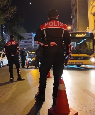 Kadıköy’de polis ekipleri asayiş uygulaması gerçekleştirdi