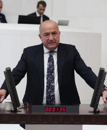 AK Partili Gider’den Özgür Özel’e: "Boş ver sen köprüyü bedava yapmayı. Belediye başkanına talimat ver, suyu bedava da yapmasın, en azından ucuzlatsın"