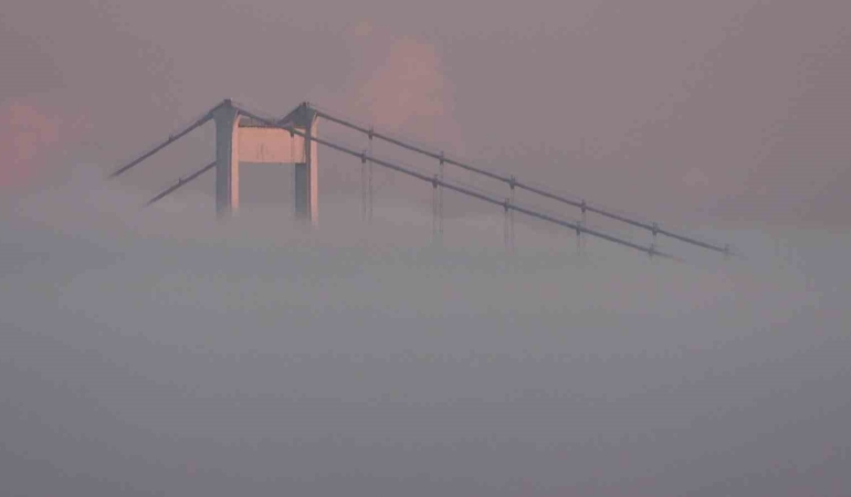 İstanbul Boğazı’nda yoğun sis: Fatih Sultan Mehmet Köprüsü gözden kayboldu