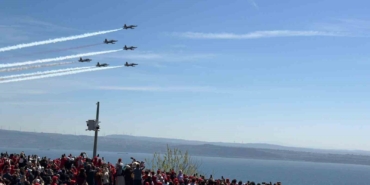 Şehitler Abidesi’nde Türk Yıldızları gösterisi nefesleri kesti