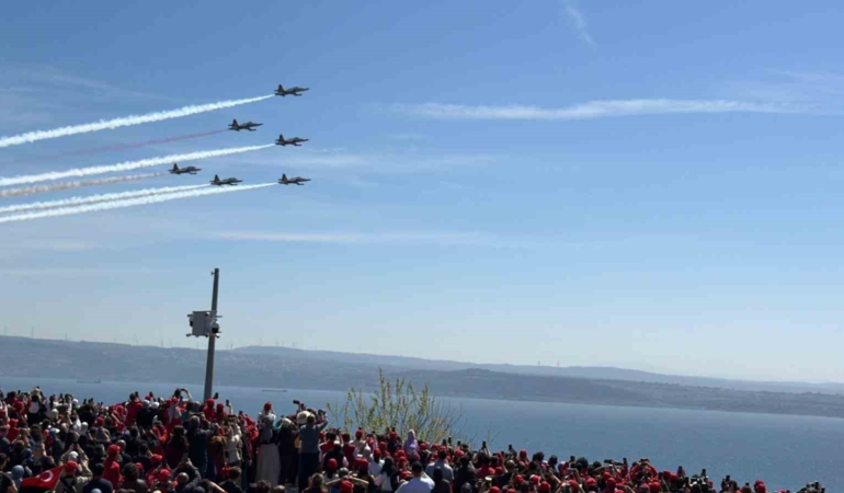 Şehitler Abidesi’nde Türk Yıldızları gösterisi nefesleri kesti