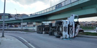 Beylikdüzü’nde virajı alamayan TIR devrildi