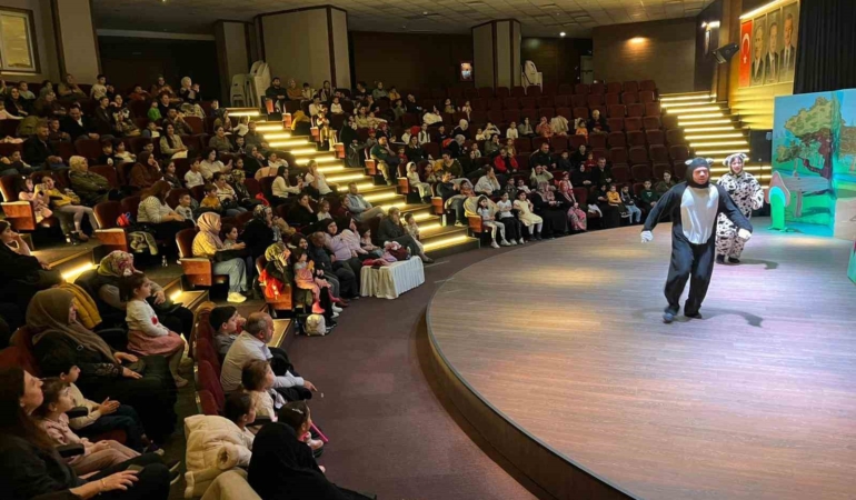 Darıca’da çocuklar hafta sonunu tiyatroyla değerlendiriyor