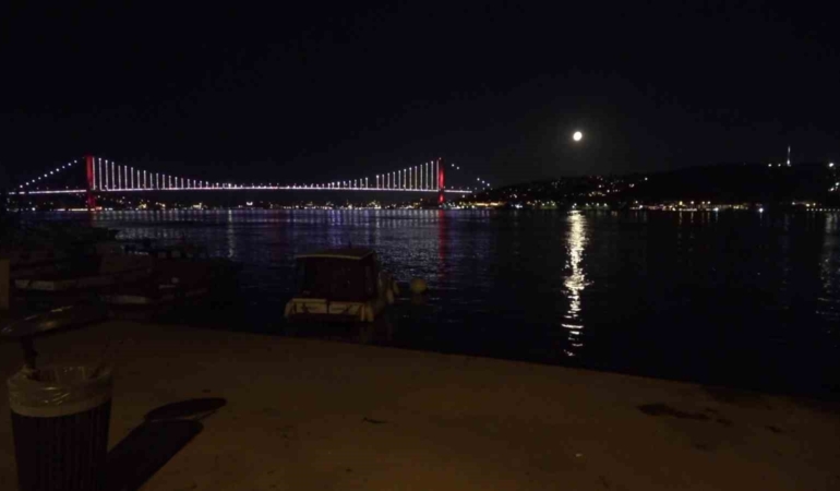 İstanbul Boğazı’nda yakamoz manzarası