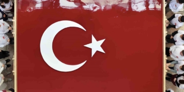 Geleneksel yöntemlerle dev Türk bayrağı yapıldı