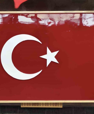 Geleneksel yöntemlerle dev Türk bayrağı yapıldı