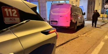 El freni boşalan minibüs duvara çarptı