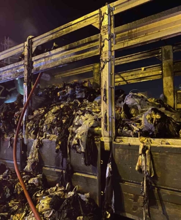 TEM otoyolunda tekstil yüklü kamyon alev aldı