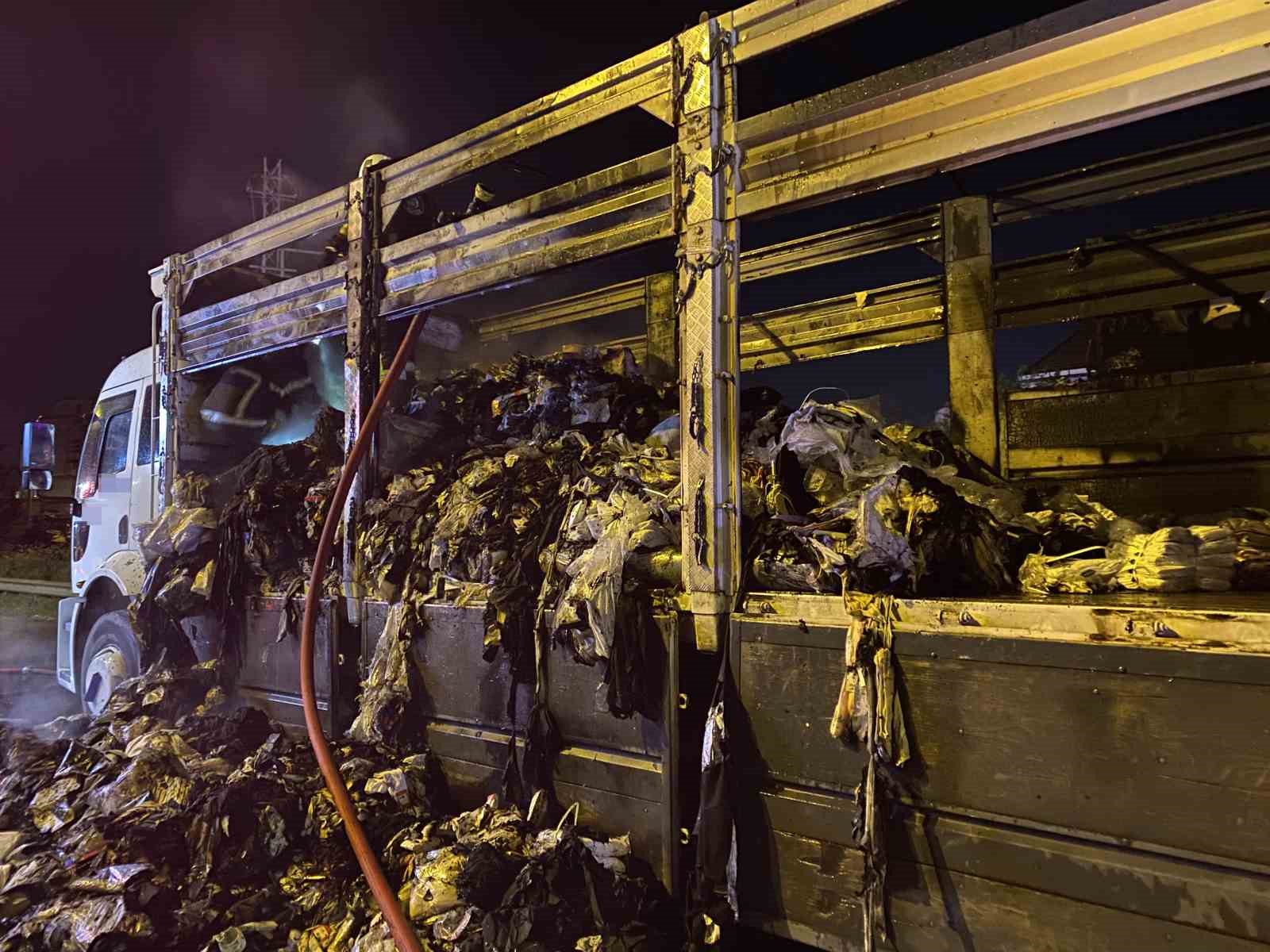 TEM otoyolunda tekstil yüklü kamyon alev aldı