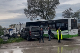 Belediye otobüsü ile nakliye kamyonu çarpıştı: 2 yaralı