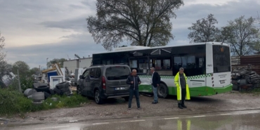 Belediye otobüsü ile nakliye kamyonu çarpıştı: 2 yaralı