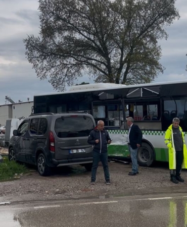 Belediye otobüsü ile nakliye kamyonu çarpıştı: 2 yaralı