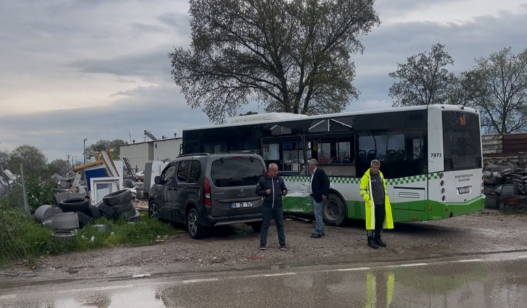 Belediye otobüsü ile nakliye kamyonu çarpıştı: 2 yaralı