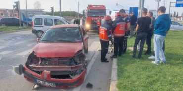 Hafif ticari araç ile otomobil çarpıştı: 4 yaralı