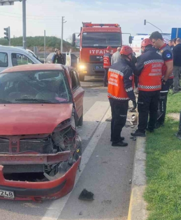 Hafif ticari araç ile otomobil çarpıştı: 4 yaralı