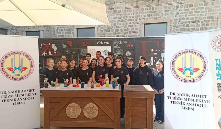 Edirne’de geleceğin aşçıları, içecek yarışmasında hünerlerini sergiledi
