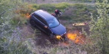 Yoldan çıkan otomobilin sürücüsü, tarlaya uçtu