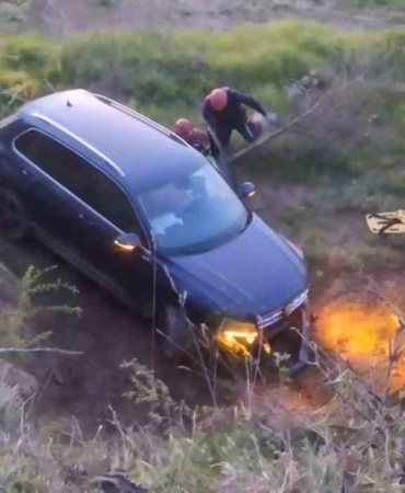 Yoldan çıkan otomobilin sürücüsü, tarlaya uçtu