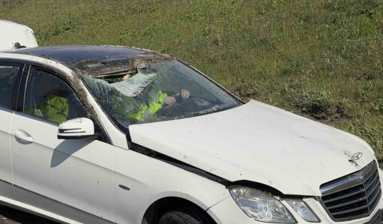 Çatalca’da otomobil takla attı: 2 kişi burnu bile kanamadan kurtuldu