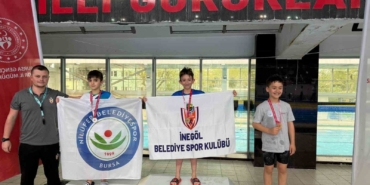 İnegöllü minik yüzücülerden 18 madalyalık gurur
