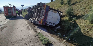Bilecik’te kontrolden çıkan tır devrildi; sürücüsü yaralandı