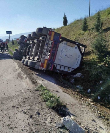 Bilecik’te kontrolden çıkan tır devrildi; sürücüsü yaralandı