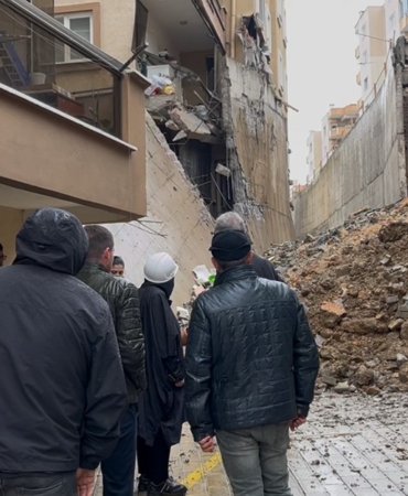 İstinat duvarı çöktü, site sakinleri deprem olduğunu sandı