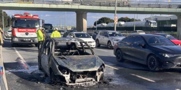 Zeytinburnu sahil yolunda otomobil alev alev yandı