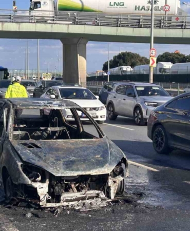 Zeytinburnu sahil yolunda otomobil alev alev yandı