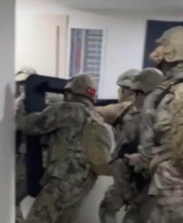 15 yıl hapis cezasıyla aranıyordu: Sahte avukat kimlikleriyle yakalandı