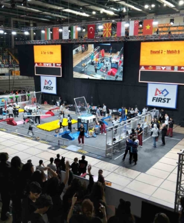 İzmitli robotik takımlar, Turknet’in teknoloji altyapısıyla FRC’de yarıştı