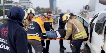 Maltepe’de hafif ticari araç, servis minibüsüne arkadan çarptı: 1 yaralı