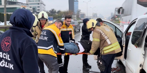 Maltepe’de hafif ticari araç, servis minibüsüne arkadan çarptı: 1 yaralı