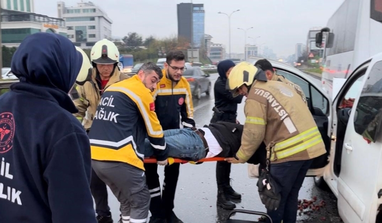 Maltepe’de hafif ticari araç, servis minibüsüne arkadan çarptı: 1 yaralı