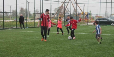 Kaymakam Bayram ilkokul öğrencileri ile halı saha maçı yaptı