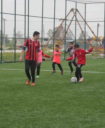 Kaymakam Bayram ilkokul öğrencileri ile halı saha maçı yaptı