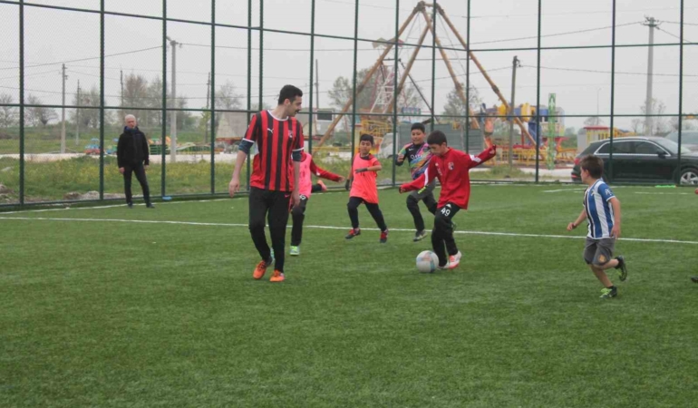 Kaymakam Bayram ilkokul öğrencileri ile halı saha maçı yaptı