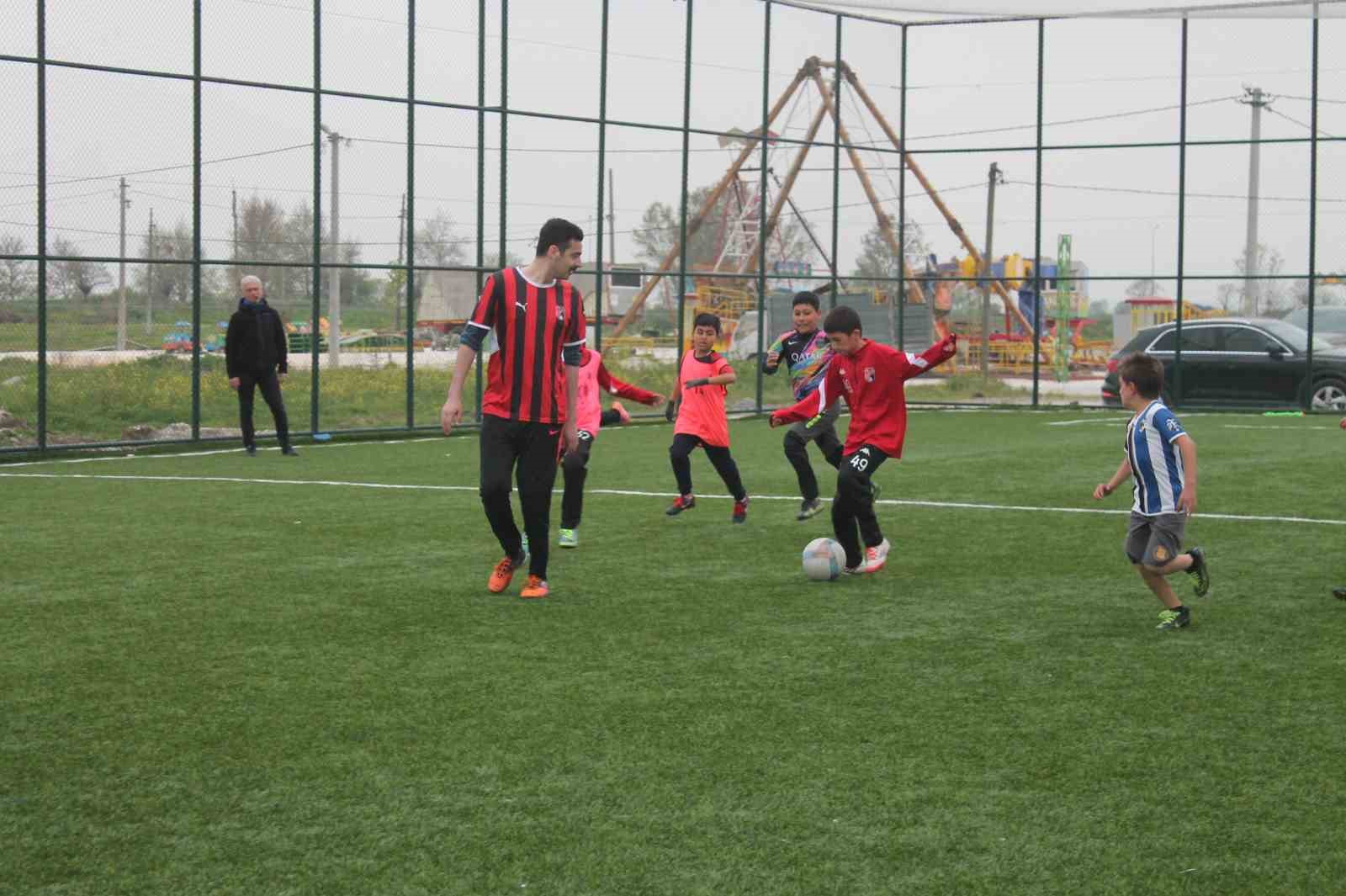Kaymakam Bayram ilkokul öğrencileri ile halı saha maçı yaptı